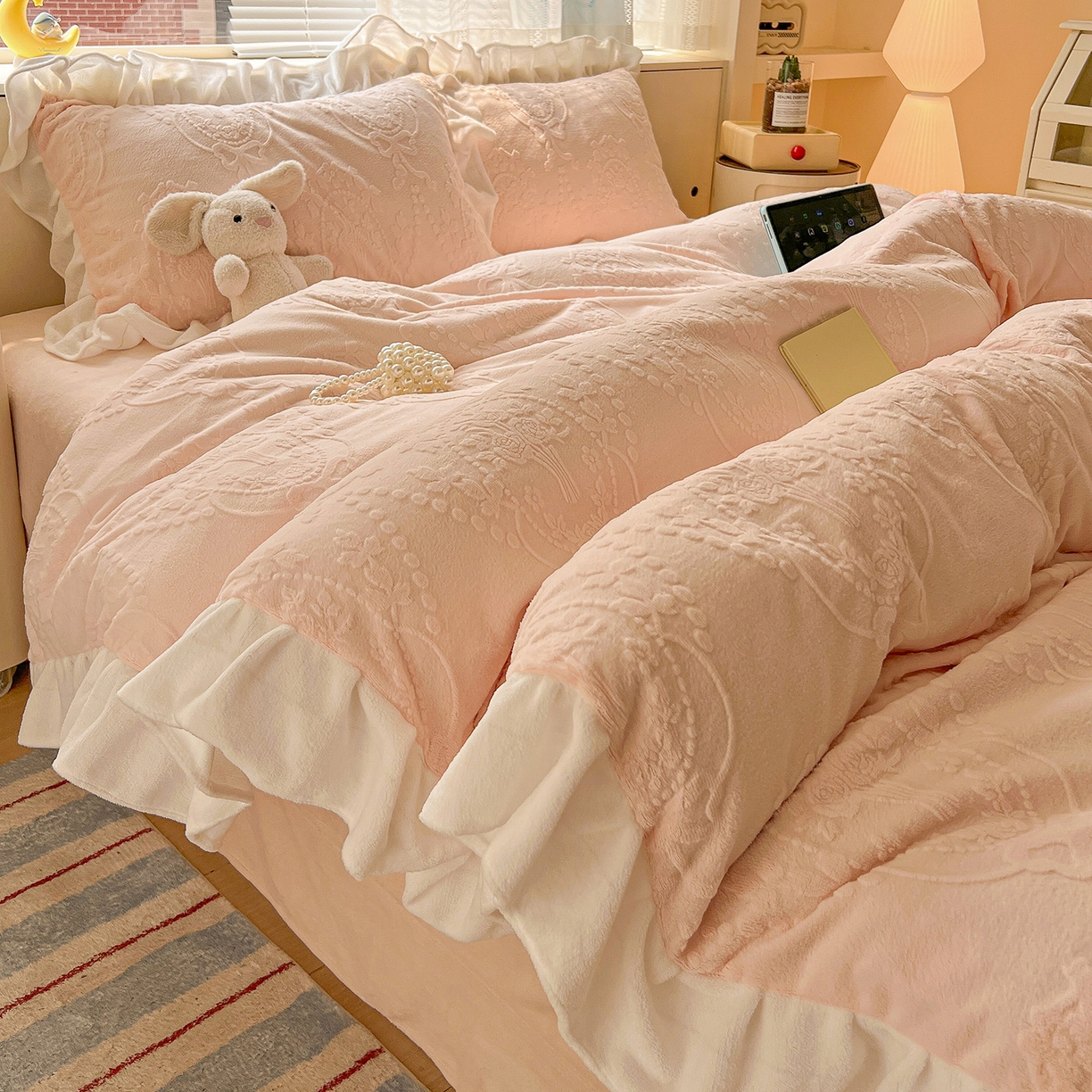 91家纺网 家纺一手货源 找家纺 亿梵家居 2025新款法式花边款A类5D牛奶绒立体雕花四件套（提供买家秀） 花边款  手捧花-樱花粉