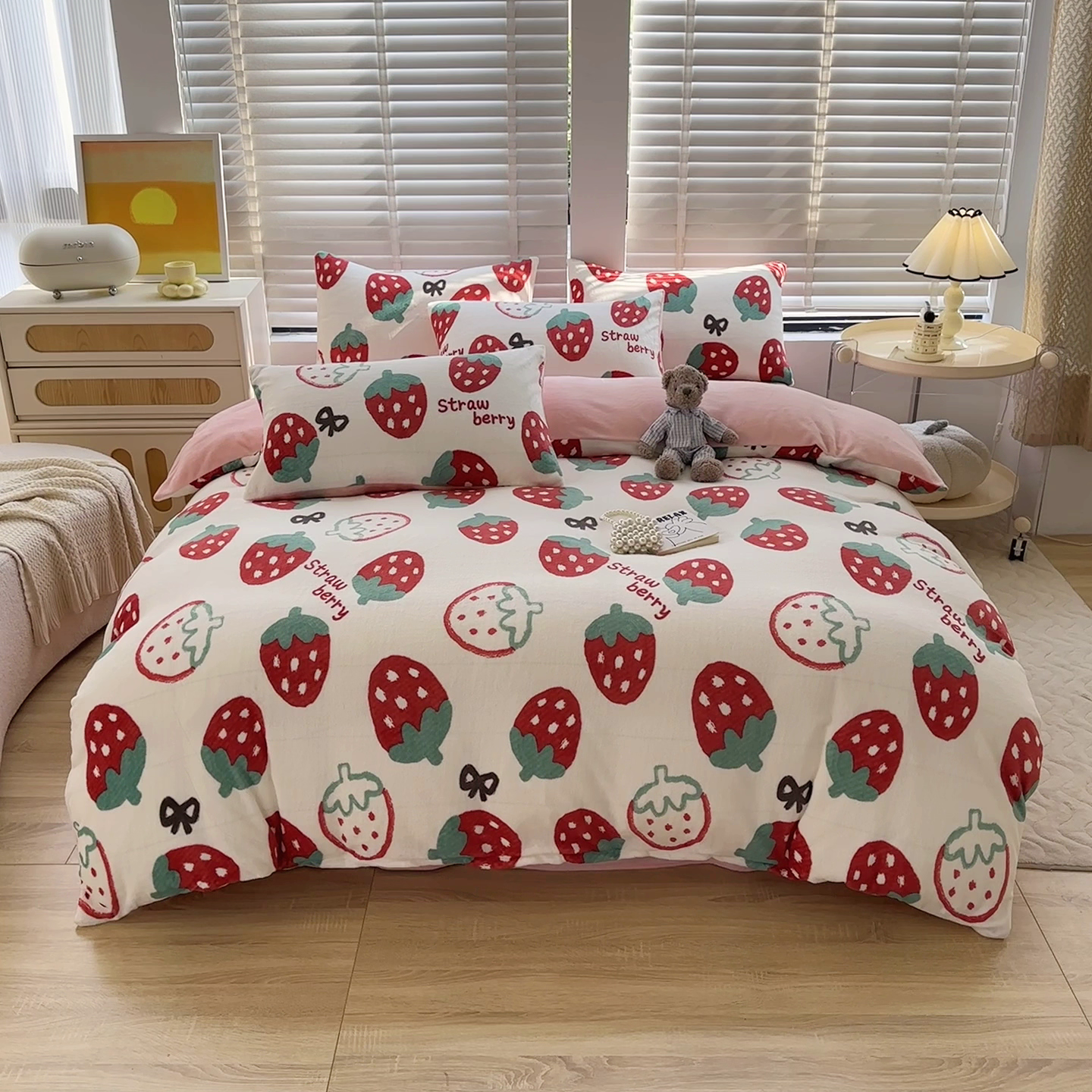 91家纺网 家纺一手货源 找家纺 斯卡诺家纺 2025小清新加厚高克重牛奶绒四件套网红直播爆款 趣味草莓