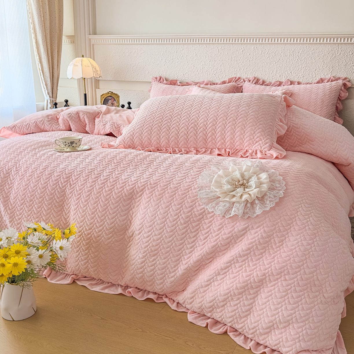 91家纺网 家纺一手货源 找家纺 乐嘉盈2025年新款纯色刺绣床裙款牛奶绒四件套-云栖 云栖-粉