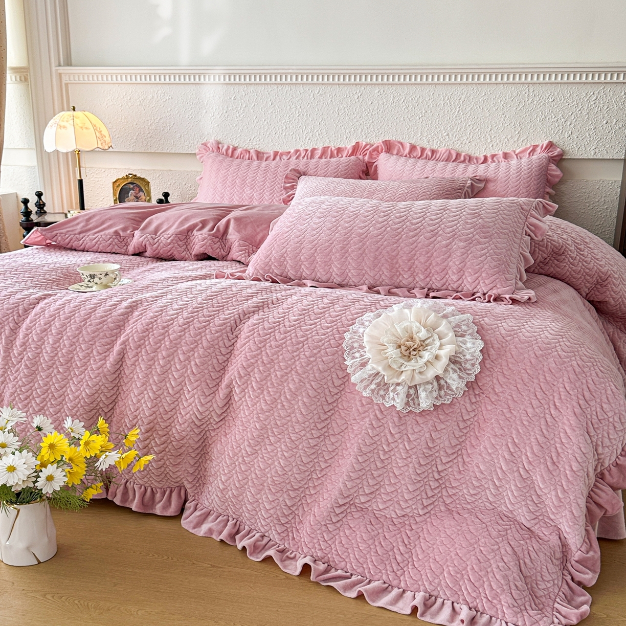 91家纺网 家纺一手货源 找家纺 乐嘉盈2025年新款纯色刺绣床裙款牛奶绒四件套-云栖 云栖-豆沙