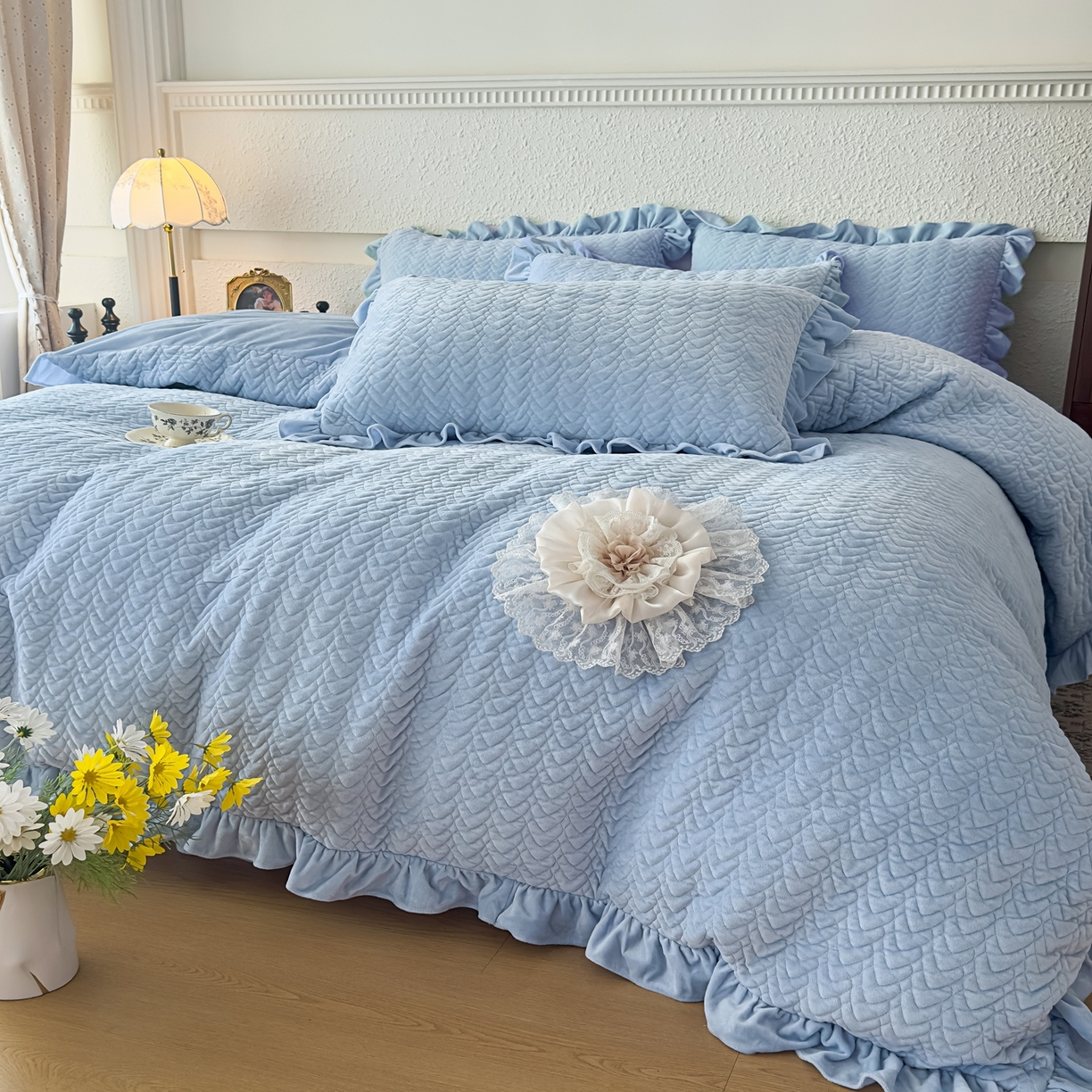 91家纺网 家纺一手货源 找家纺 乐嘉盈2025年新款纯色刺绣床裙款牛奶绒四件套-云栖 云栖-蓝