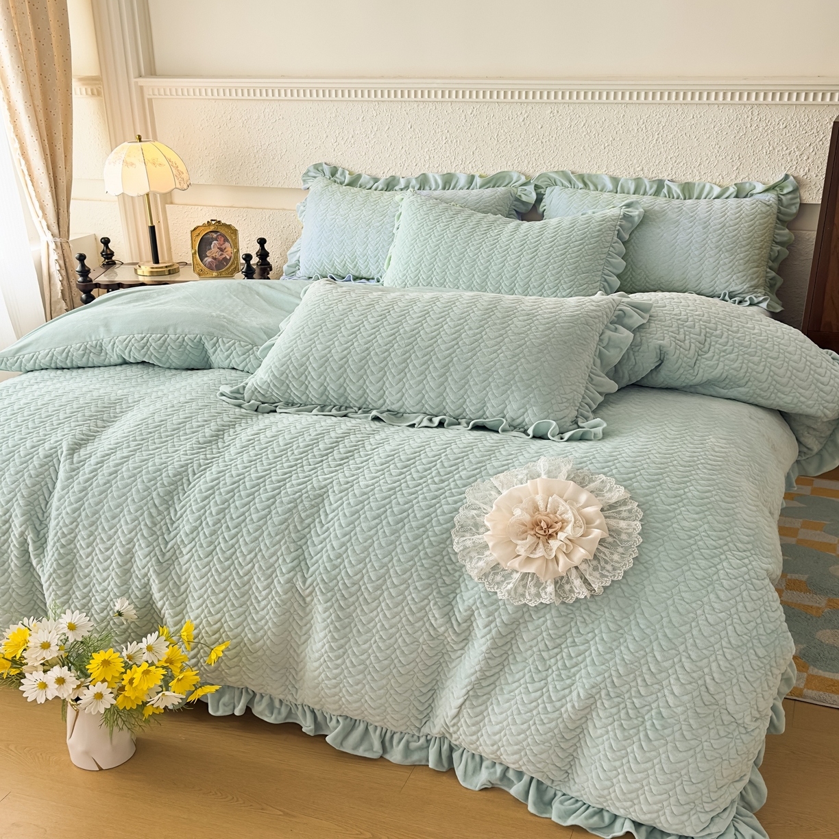 91家纺网 家纺一手货源 找家纺 乐嘉盈2025年新款纯色刺绣床裙款牛奶绒四件套-云栖 云栖-绿