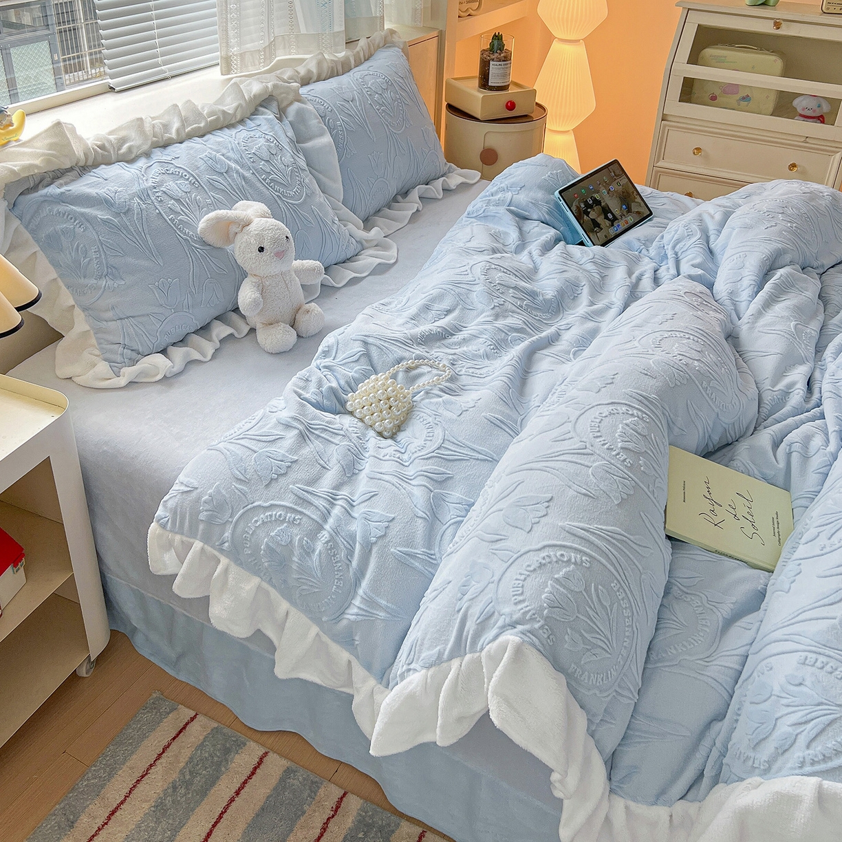 91家纺网 家纺一手货源 找家纺 亿梵家居 2025新款法式花边款A类5D牛奶绒立体雕花四件套（提供买家秀） 花边款  郁金香-天空蓝