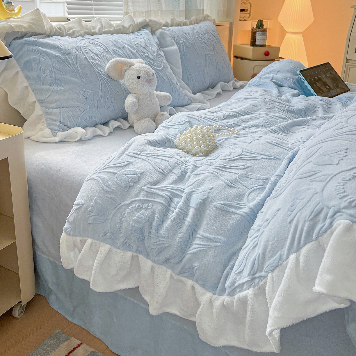 91家纺网 家纺一手货源 找家纺 亿梵家居 2025新款法式花边款A类5D牛奶绒立体雕花四件套（提供买家秀） 花边款  郁金香-天空蓝