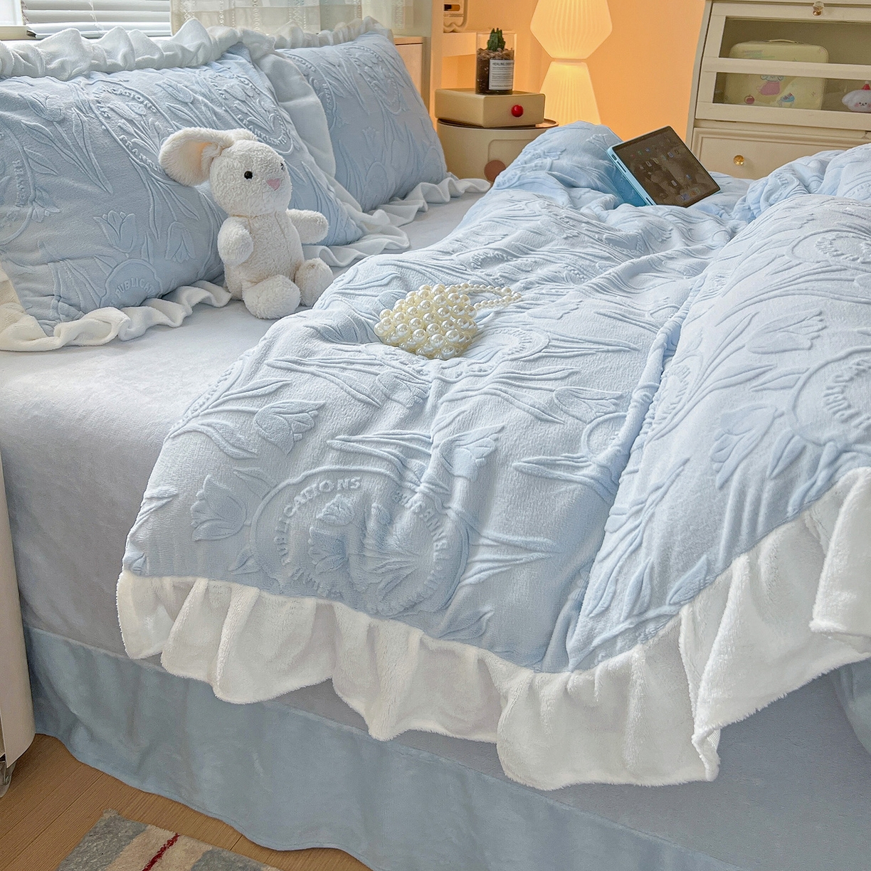 91家纺网 家纺一手货源 找家纺 亿梵家居 2025新款法式花边款A类5D牛奶绒立体雕花四件套（提供买家秀） 花边款  郁金香-天空蓝