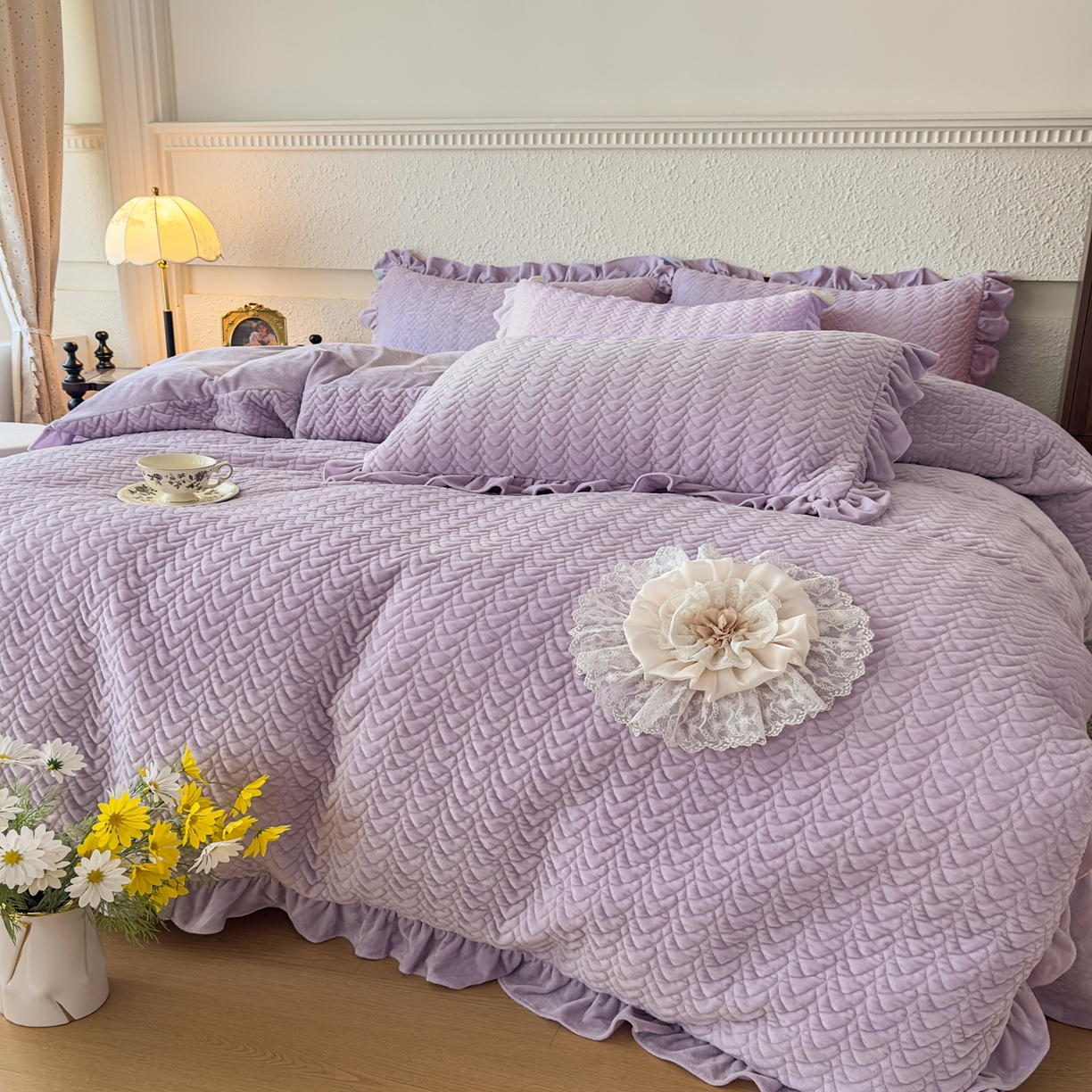 91家纺网 家纺一手货源 找家纺 乐嘉盈2025年新款纯色刺绣床裙款牛奶绒四件套-云栖 云栖-紫