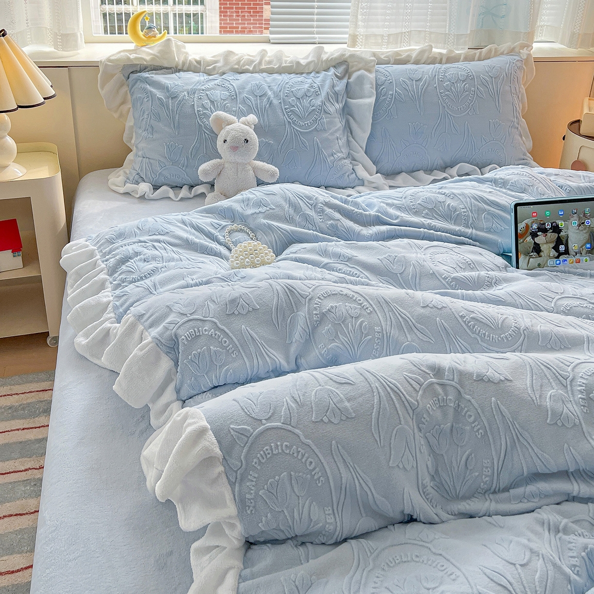 91家纺网 家纺一手货源 找家纺 亿梵家居 2025新款法式花边款A类5D牛奶绒立体雕花四件套（提供买家秀） 花边款  郁金香-天空蓝