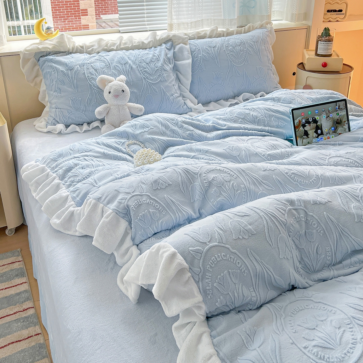 91家纺网 家纺一手货源 找家纺 亿梵家居 2025新款法式花边款A类5D牛奶绒立体雕花四件套（提供买家秀） 花边款  郁金香-天空蓝