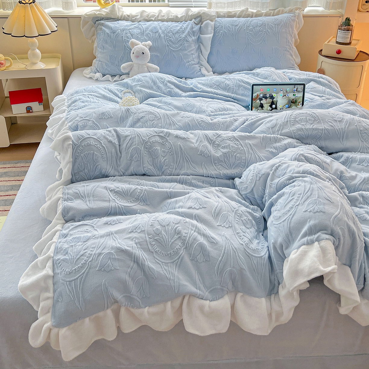 91家纺网 家纺一手货源 找家纺 亿梵家居 2025新款法式花边款A类5D牛奶绒立体雕花四件套（提供买家秀） 花边款  郁金香-天空蓝