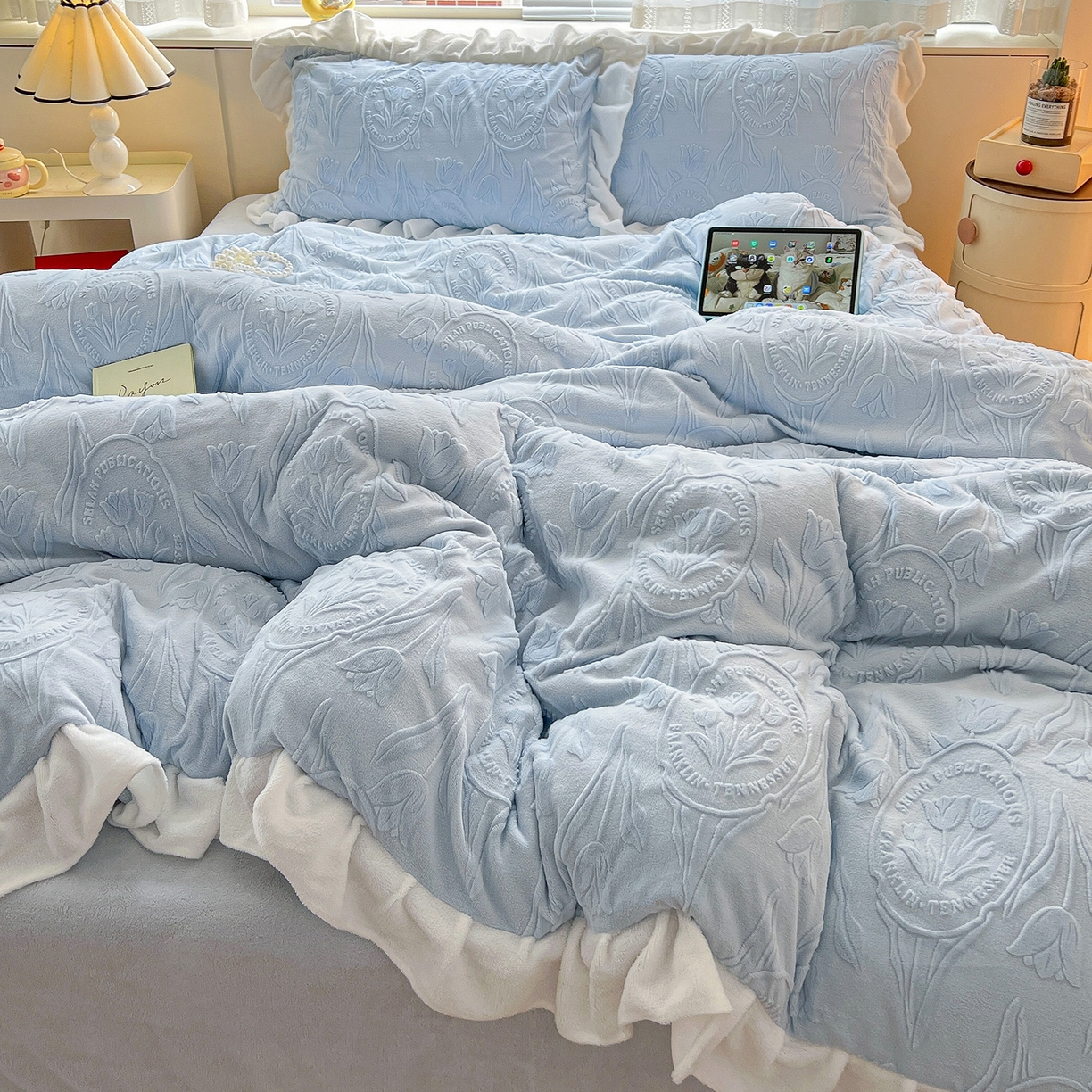 91家纺网 家纺一手货源 找家纺 亿梵家居 2025新款法式花边款A类5D牛奶绒立体雕花四件套（提供买家秀） 花边款  郁金香-天空蓝