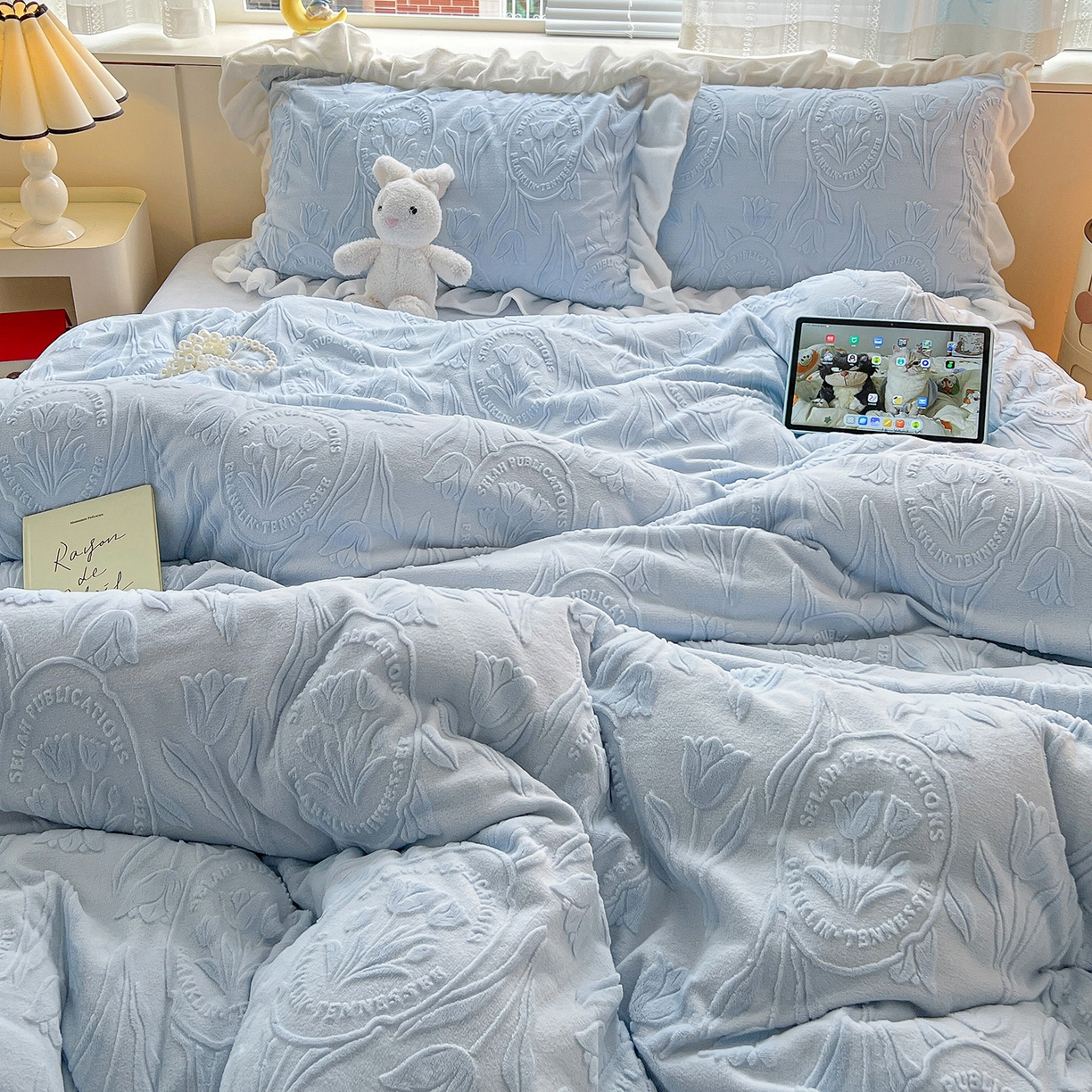 91家纺网 家纺一手货源 找家纺 亿梵家居 2025新款法式花边款A类5D牛奶绒立体雕花四件套（提供买家秀） 花边款  郁金香-天空蓝