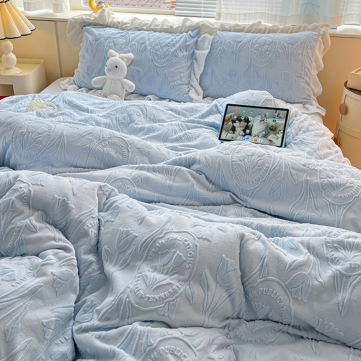 91家纺网 家纺一手货源 找家纺 亿梵家居 2025新款法式花边款A类5D牛奶绒立体雕花四件套（提供买家秀） 花边款  郁金香-天空蓝