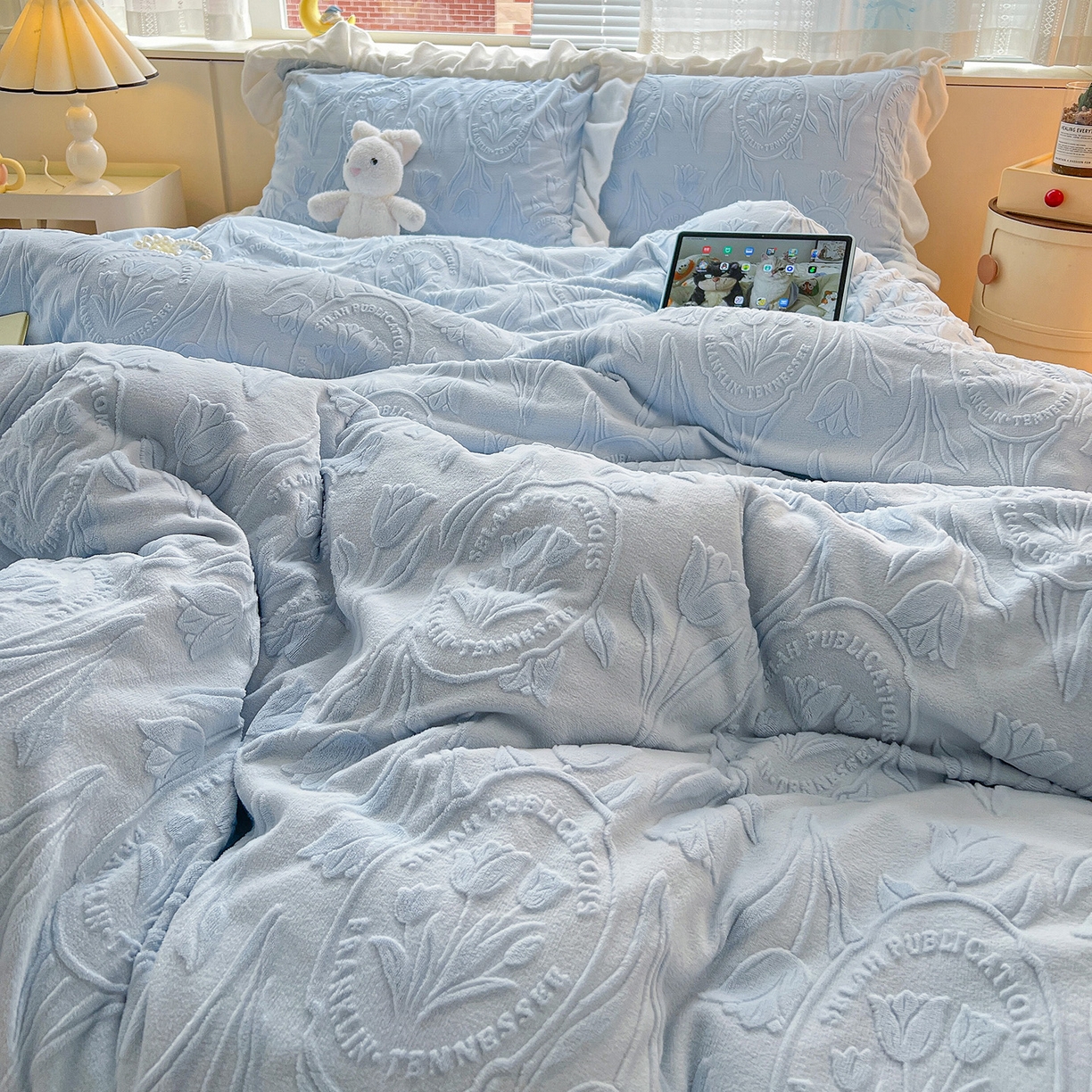 91家纺网 家纺一手货源 找家纺 亿梵家居 2025新款法式花边款A类5D牛奶绒立体雕花四件套（提供买家秀） 花边款  郁金香-天空蓝