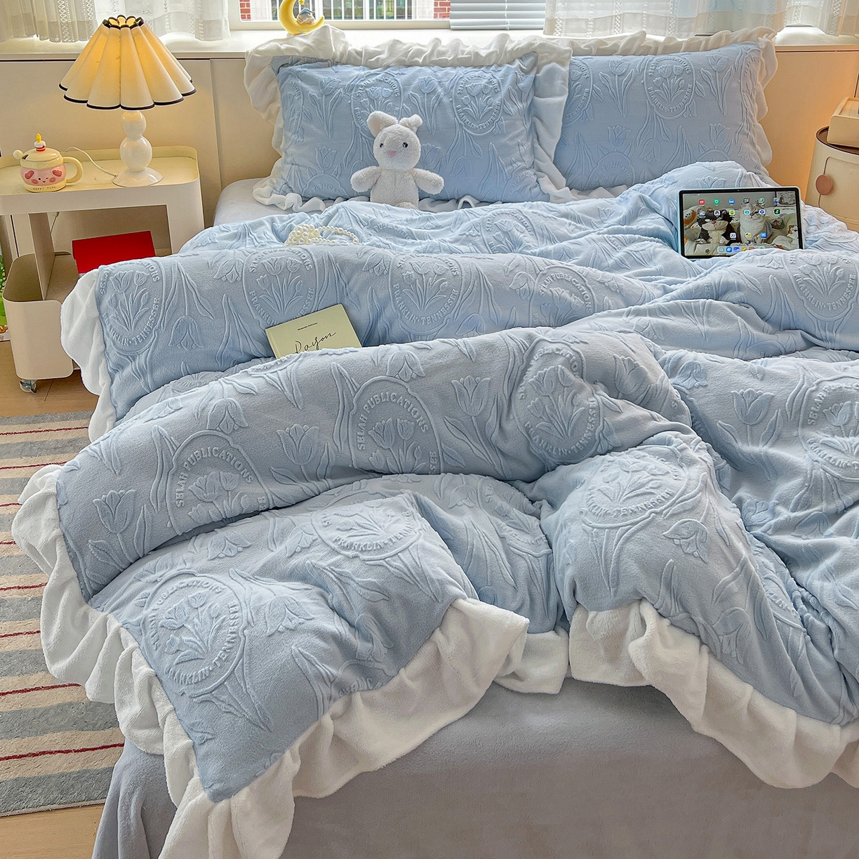 91家纺网 家纺一手货源 找家纺 亿梵家居 2025新款法式花边款A类5D牛奶绒立体雕花四件套（提供买家秀） 花边款  郁金香-天空蓝