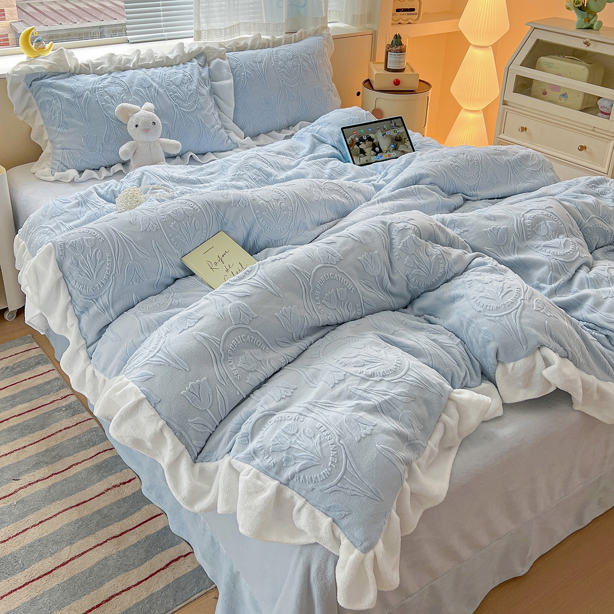 91家纺网 家纺一手货源 找家纺 亿梵家居 2025新款法式花边款A类5D牛奶绒立体雕花四件套（提供买家秀） 花边款  郁金香-天空蓝