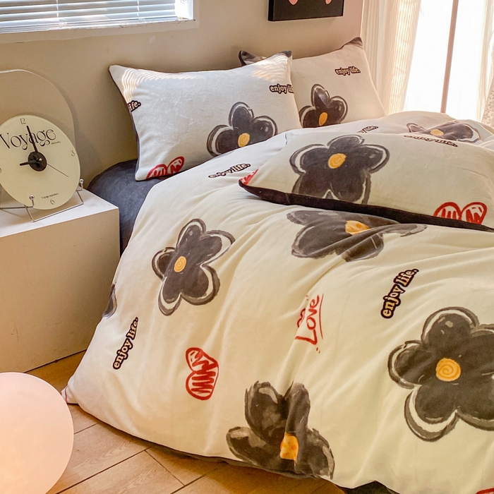 91家纺网 家纺一手货源 找家纺 斯卡诺家纺 2025小清新加厚高克重牛奶绒四件套网红直播爆款 爱心花朵