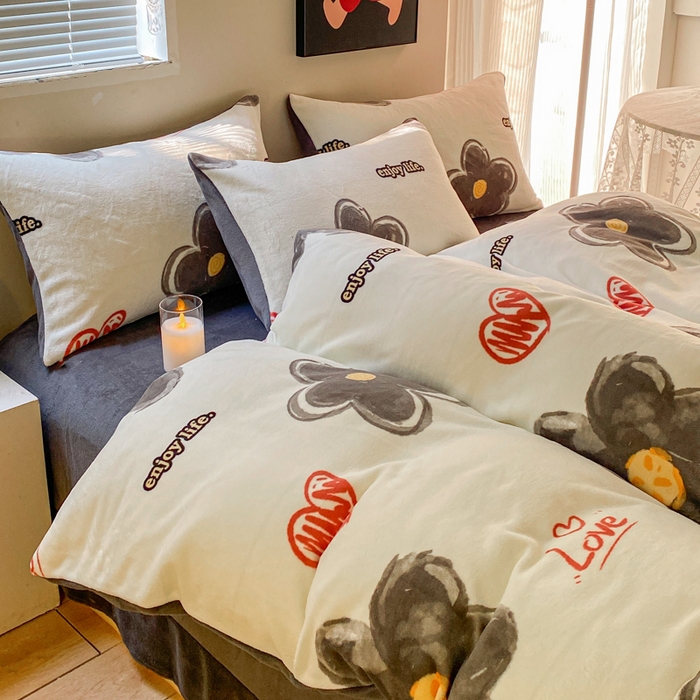 91家纺网 家纺一手货源 找家纺 斯卡诺家纺 2025小清新加厚高克重牛奶绒四件套网红直播爆款 爱心花朵