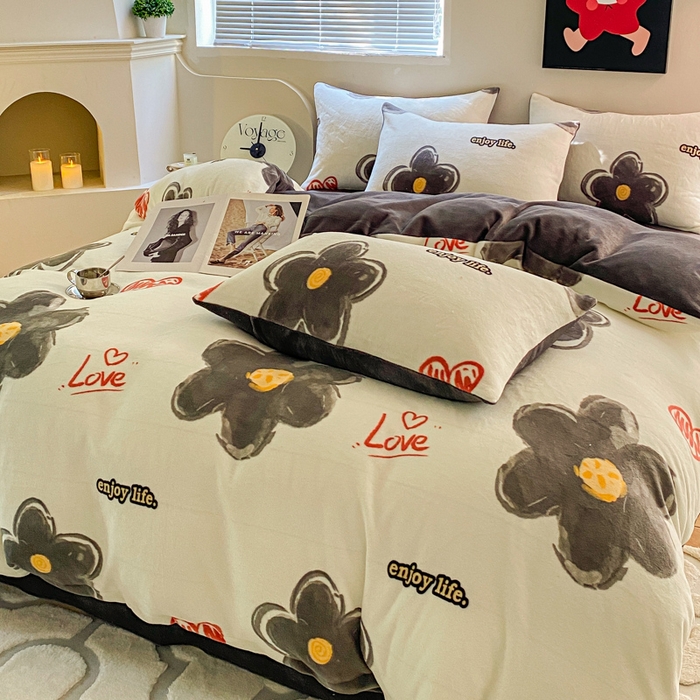 91家纺网 家纺一手货源 找家纺 斯卡诺家纺 2025小清新加厚高克重牛奶绒四件套网红直播爆款 爱心花朵