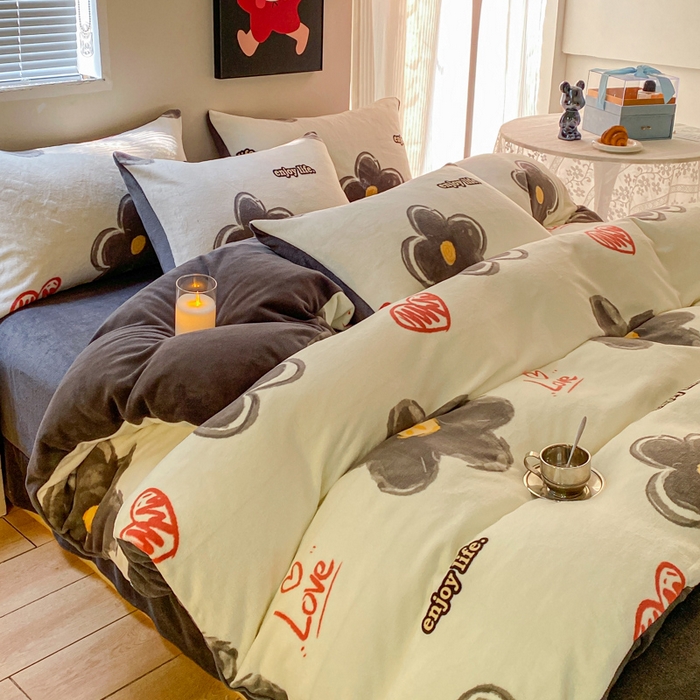 91家纺网 家纺一手货源 找家纺 斯卡诺家纺 2025小清新加厚高克重牛奶绒四件套网红直播爆款 爱心花朵