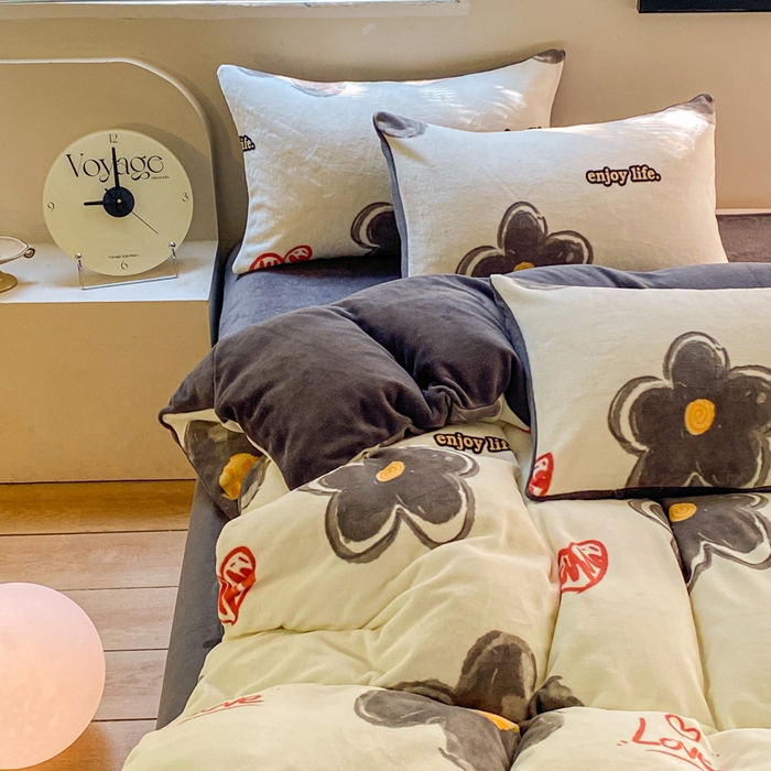 91家纺网 家纺一手货源 找家纺 斯卡诺家纺 2025小清新加厚高克重牛奶绒四件套网红直播爆款 爱心花朵