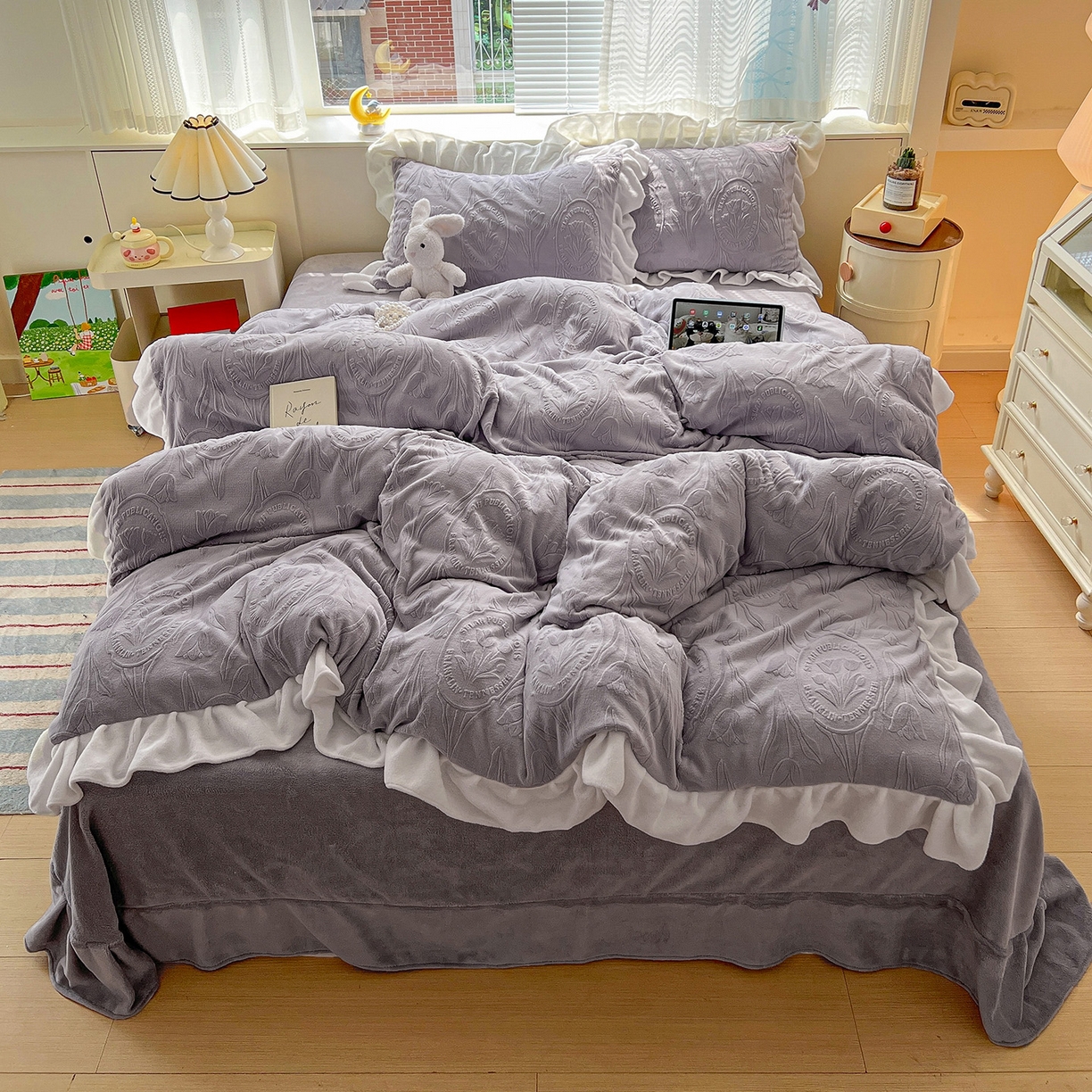 91家纺网 家纺一手货源 找家纺 亿梵家居 2025新款法式花边款A类5D牛奶绒立体雕花四件套（提供买家秀） 花边款  郁金香-香芋紫