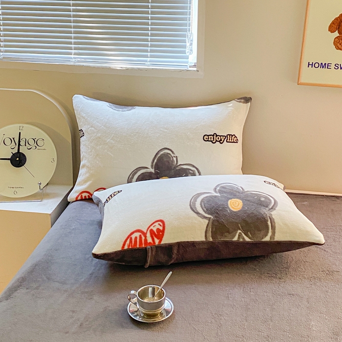 91家纺网 家纺一手货源 找家纺 斯卡诺家纺 2025小清新加厚高克重牛奶绒四件套网红直播爆款 爱心花朵