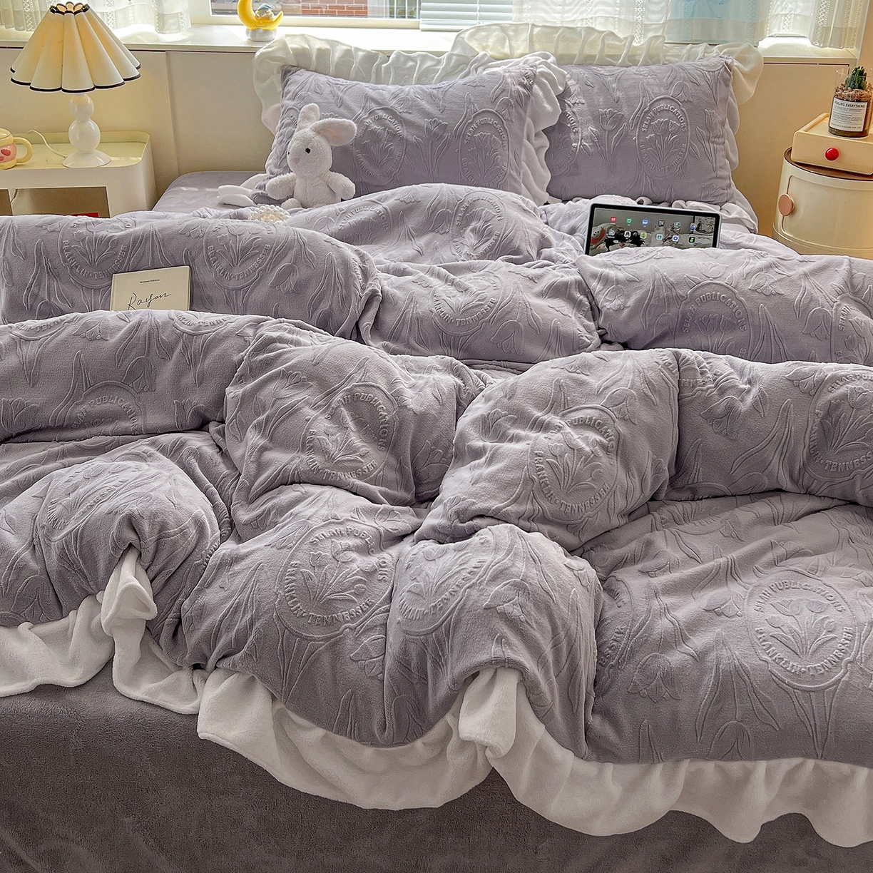 91家纺网 家纺一手货源 找家纺 亿梵家居 2025新款法式花边款A类5D牛奶绒立体雕花四件套（提供买家秀） 花边款  郁金香-香芋紫