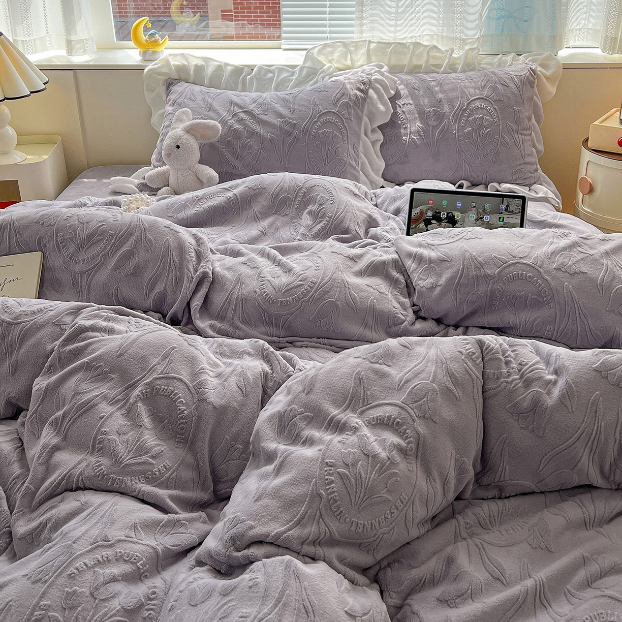 91家纺网 家纺一手货源 找家纺 亿梵家居 2025新款法式花边款A类5D牛奶绒立体雕花四件套（提供买家秀） 花边款  郁金香-香芋紫