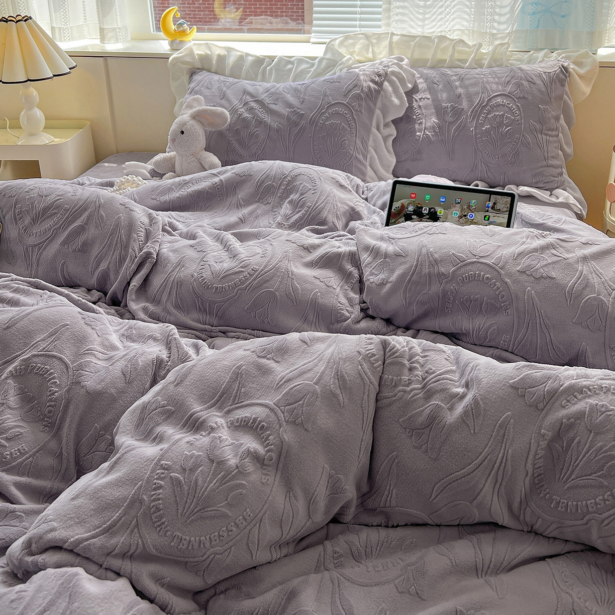 91家纺网 家纺一手货源 找家纺 亿梵家居 2025新款法式花边款A类5D牛奶绒立体雕花四件套（提供买家秀） 花边款  郁金香-香芋紫