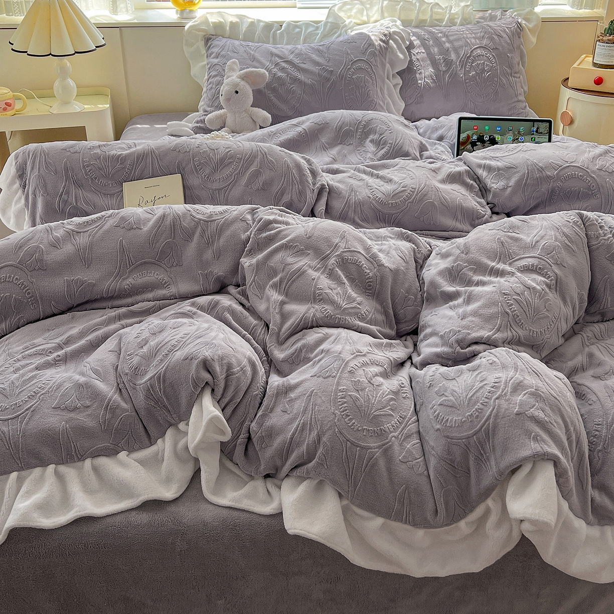 91家纺网 家纺一手货源 找家纺 亿梵家居 2025新款法式花边款A类5D牛奶绒立体雕花四件套（提供买家秀） 花边款  郁金香-香芋紫