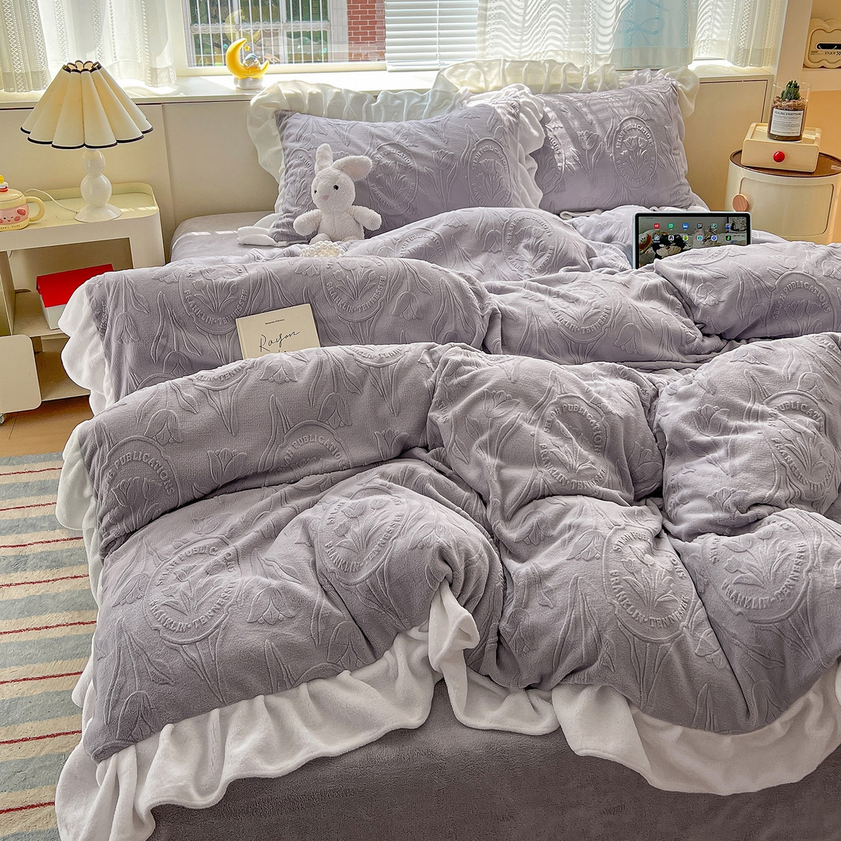 91家纺网 家纺一手货源 找家纺 亿梵家居 2025新款法式花边款A类5D牛奶绒立体雕花四件套（提供买家秀） 花边款  郁金香-香芋紫