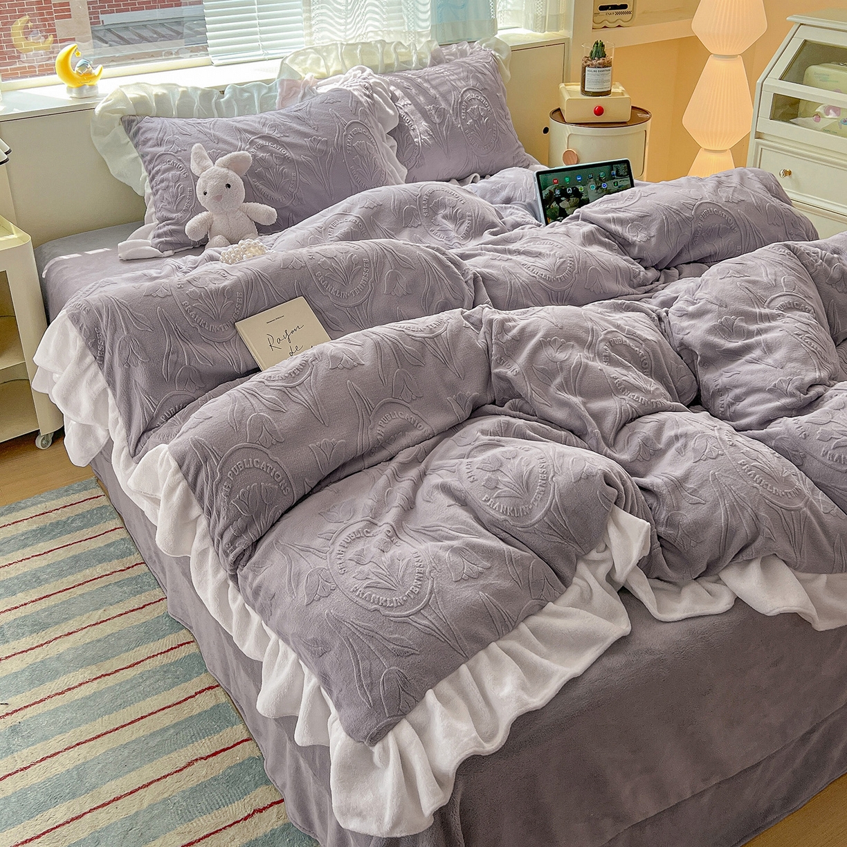 91家纺网 家纺一手货源 找家纺 亿梵家居 2025新款法式花边款A类5D牛奶绒立体雕花四件套（提供买家秀） 花边款  郁金香-香芋紫