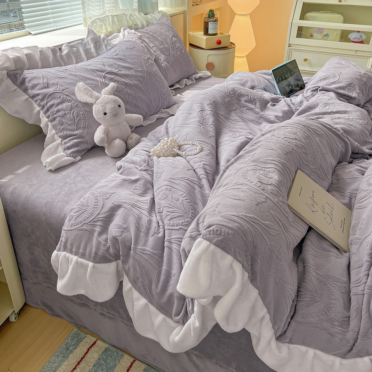 91家纺网 家纺一手货源 找家纺 亿梵家居 2025新款法式花边款A类5D牛奶绒立体雕花四件套（提供买家秀） 花边款  郁金香-香芋紫