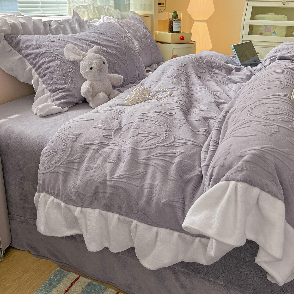 91家纺网 家纺一手货源 找家纺 亿梵家居 2025新款法式花边款A类5D牛奶绒立体雕花四件套（提供买家秀） 花边款  郁金香-香芋紫