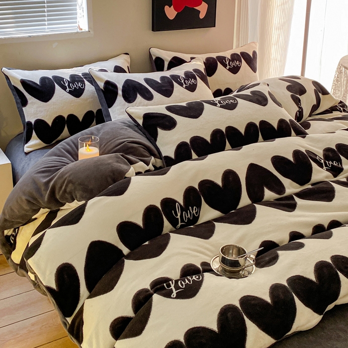 91家纺网 家纺一手货源 找家纺 斯卡诺家纺 2025小清新加厚高克重牛奶绒四件套网红直播爆款 爱心灰