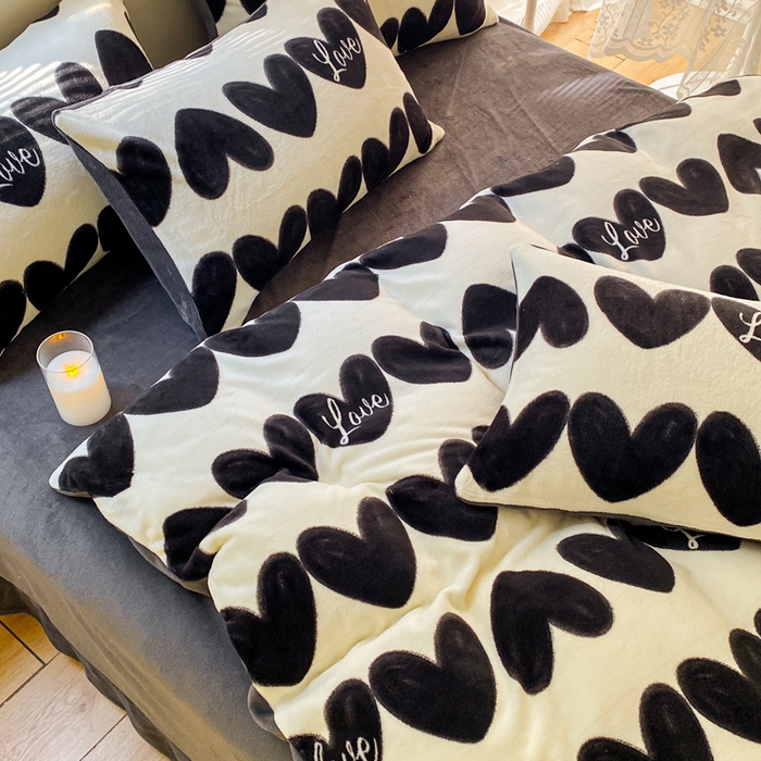 91家纺网 家纺一手货源 找家纺 斯卡诺家纺 2025小清新加厚高克重牛奶绒四件套网红直播爆款 爱心灰