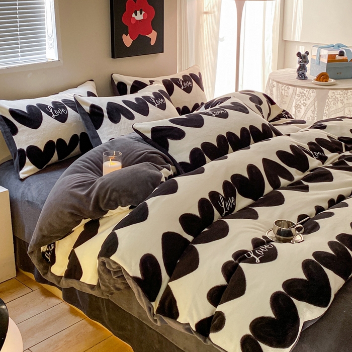 91家纺网 家纺一手货源 找家纺 斯卡诺家纺 2025小清新加厚高克重牛奶绒四件套网红直播爆款 爱心灰