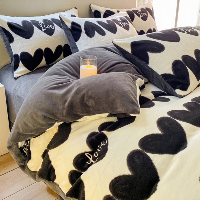 91家纺网 家纺一手货源 找家纺 斯卡诺家纺 2025小清新加厚高克重牛奶绒四件套网红直播爆款 爱心灰