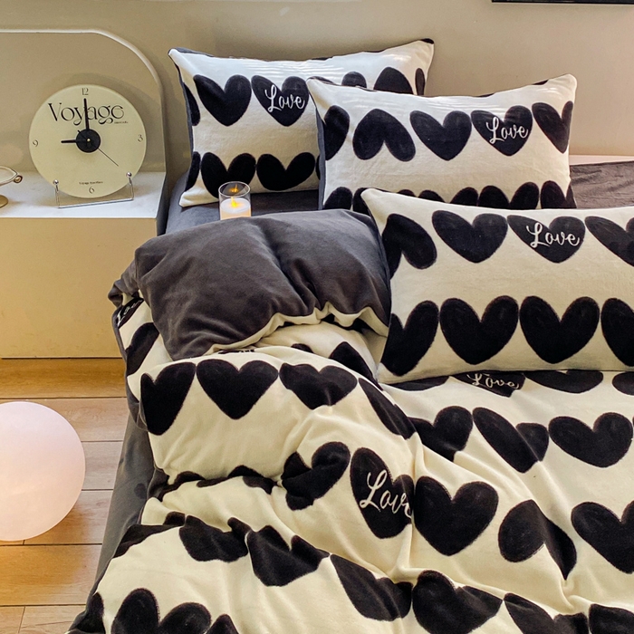 91家纺网 家纺一手货源 找家纺 斯卡诺家纺 2025小清新加厚高克重牛奶绒四件套网红直播爆款 爱心灰