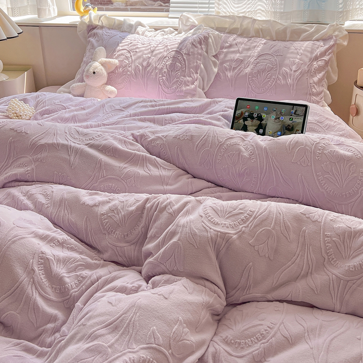 91家纺网 家纺一手货源 找家纺 亿梵家居 2025新款法式花边款A类5D牛奶绒立体雕花四件套（提供买家秀） 花边款  郁金香-新媚紫