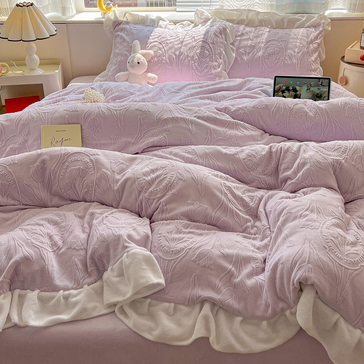 91家纺网 家纺一手货源 找家纺 亿梵家居 2025新款法式花边款A类5D牛奶绒立体雕花四件套（提供买家秀） 花边款  郁金香-新媚紫