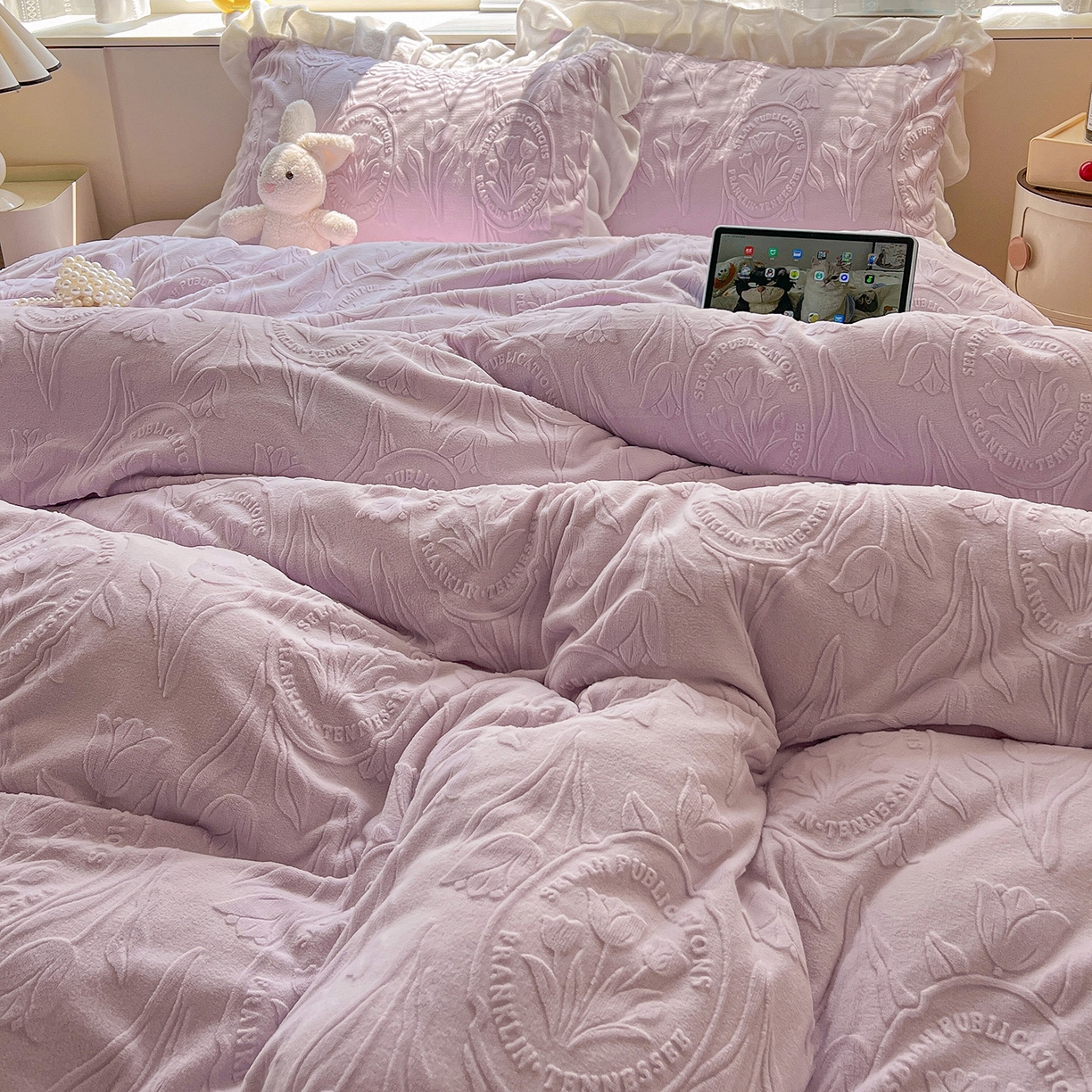 91家纺网 家纺一手货源 找家纺 亿梵家居 2025新款法式花边款A类5D牛奶绒立体雕花四件套（提供买家秀） 花边款  郁金香-新媚紫