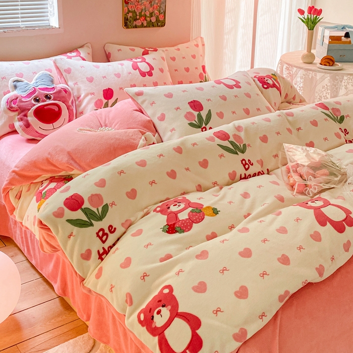 91家纺网 家纺一手货源 找家纺 斯卡诺家纺 2025小清新加厚高克重牛奶绒四件套网红直播爆款 爱心熊粉