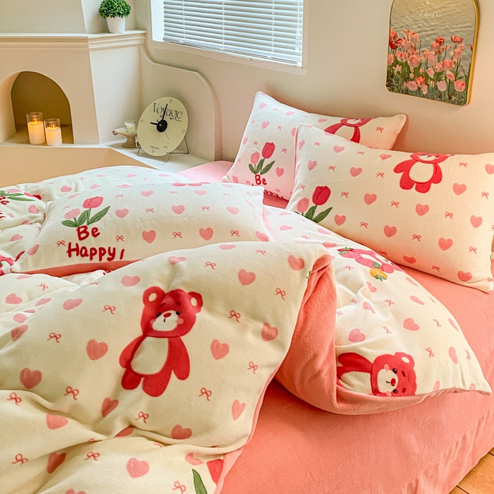 91家纺网 家纺一手货源 找家纺 斯卡诺家纺 2025小清新加厚高克重牛奶绒四件套网红直播爆款 爱心熊粉