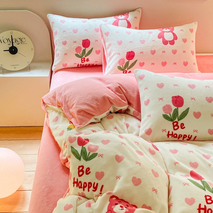 91家纺网 家纺一手货源 找家纺 斯卡诺家纺 2025小清新加厚高克重牛奶绒四件套网红直播爆款 爱心熊粉