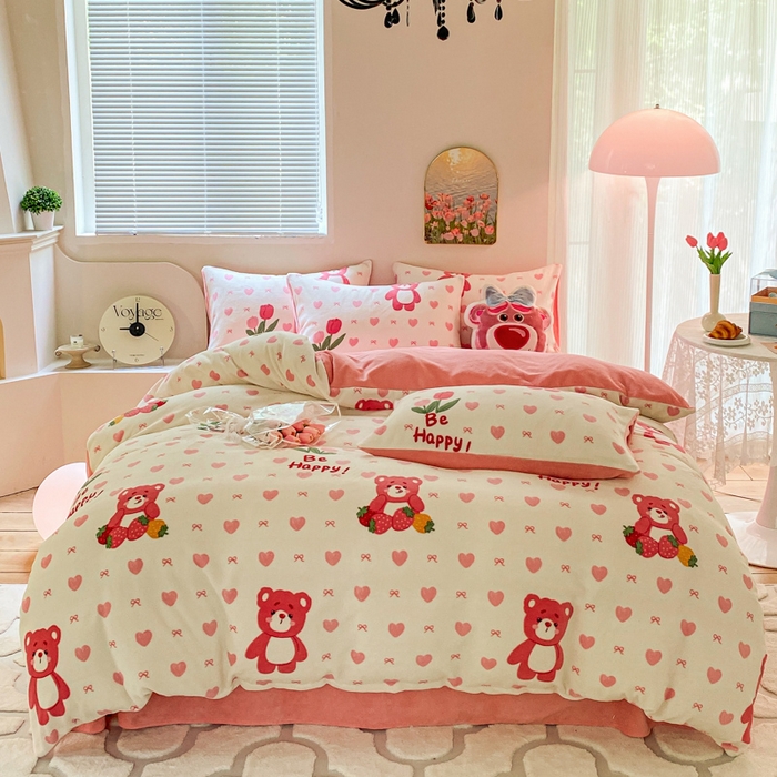 91家纺网 家纺一手货源 找家纺 斯卡诺家纺 2025小清新加厚高克重牛奶绒四件套网红直播爆款 爱心熊粉