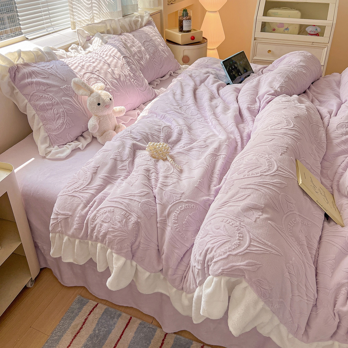 91家纺网 家纺一手货源 找家纺 亿梵家居 2025新款法式花边款A类5D牛奶绒立体雕花四件套（提供买家秀） 花边款  郁金香-新媚紫