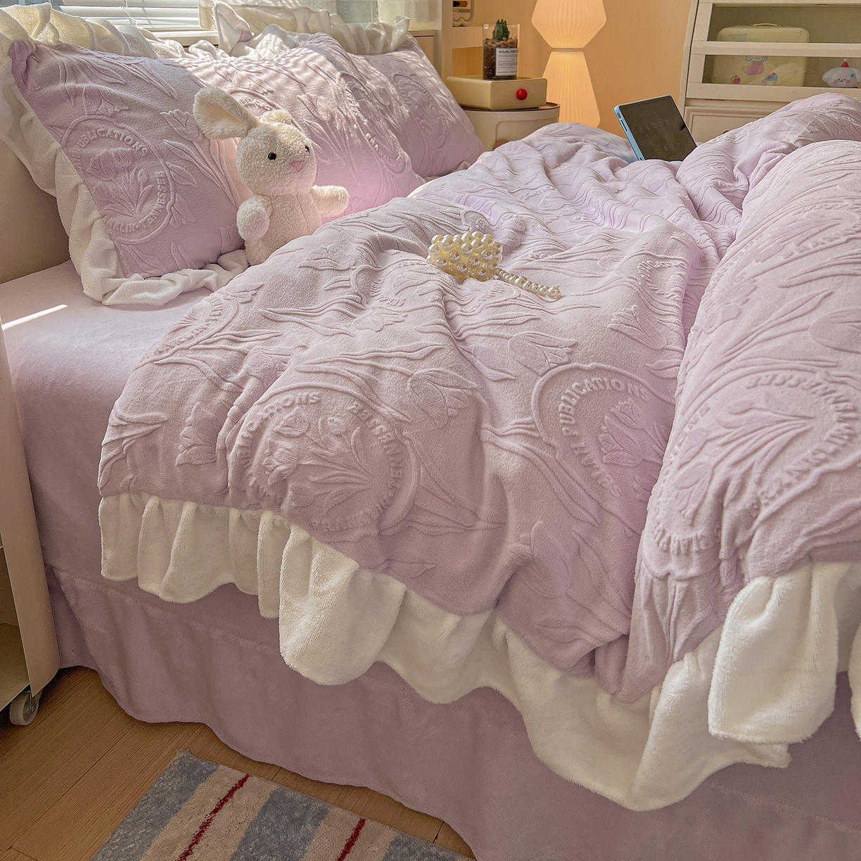 91家纺网 家纺一手货源 找家纺 亿梵家居 2025新款法式花边款A类5D牛奶绒立体雕花四件套（提供买家秀） 花边款  郁金香-新媚紫