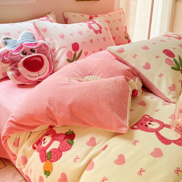 91家纺网 家纺一手货源 找家纺 斯卡诺家纺 2025小清新加厚高克重牛奶绒四件套网红直播爆款 爱心熊粉