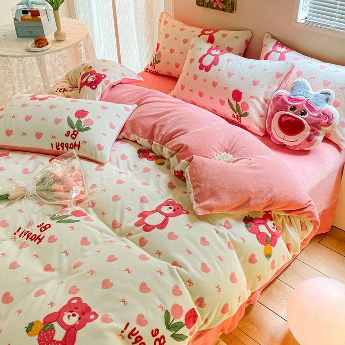 91家纺网 家纺一手货源 找家纺 斯卡诺家纺 2025小清新加厚高克重牛奶绒四件套网红直播爆款 爱心熊粉